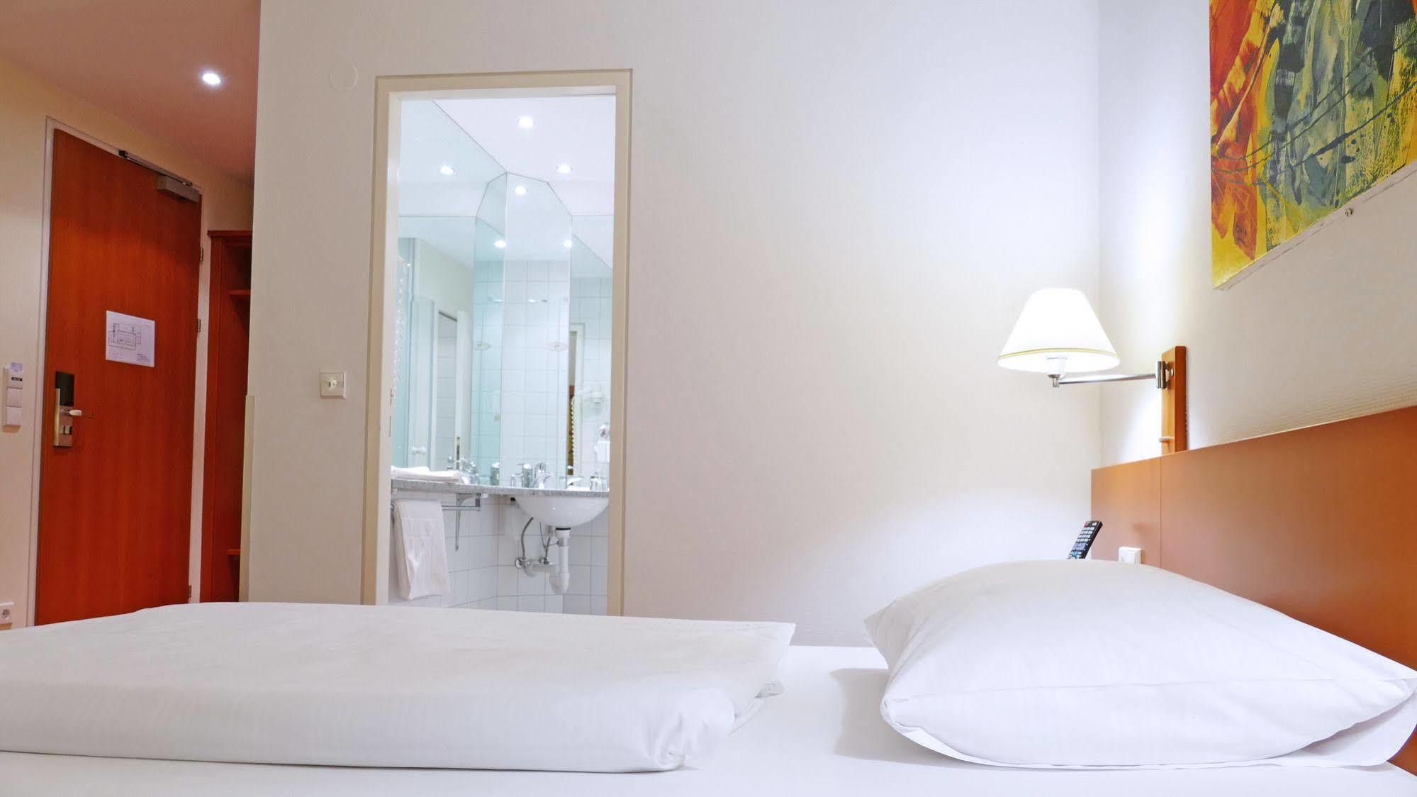 Central Hotel Loewen Фельдкирьх Экстерьер фото