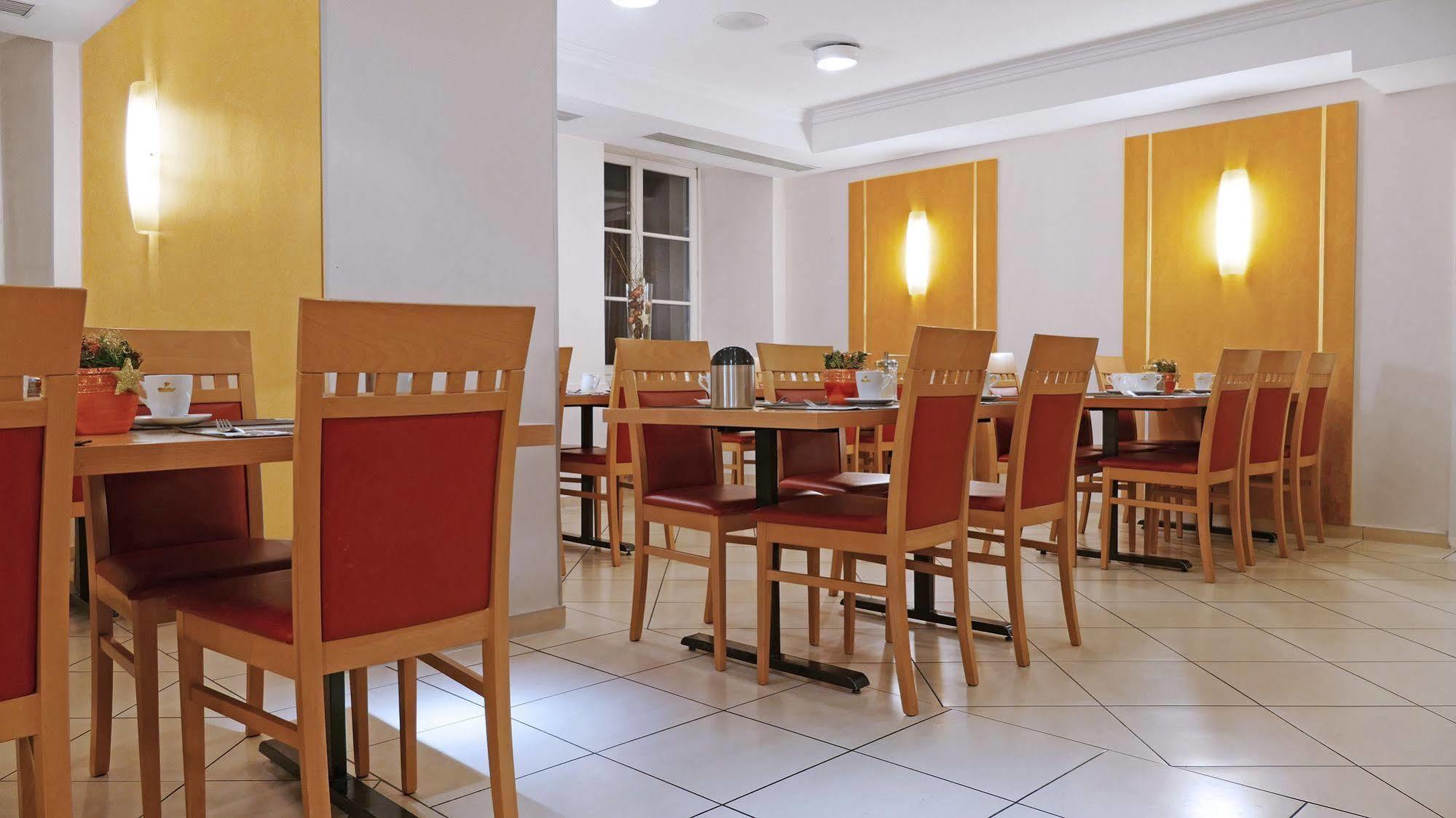 Central Hotel Loewen Фельдкирьх Экстерьер фото
