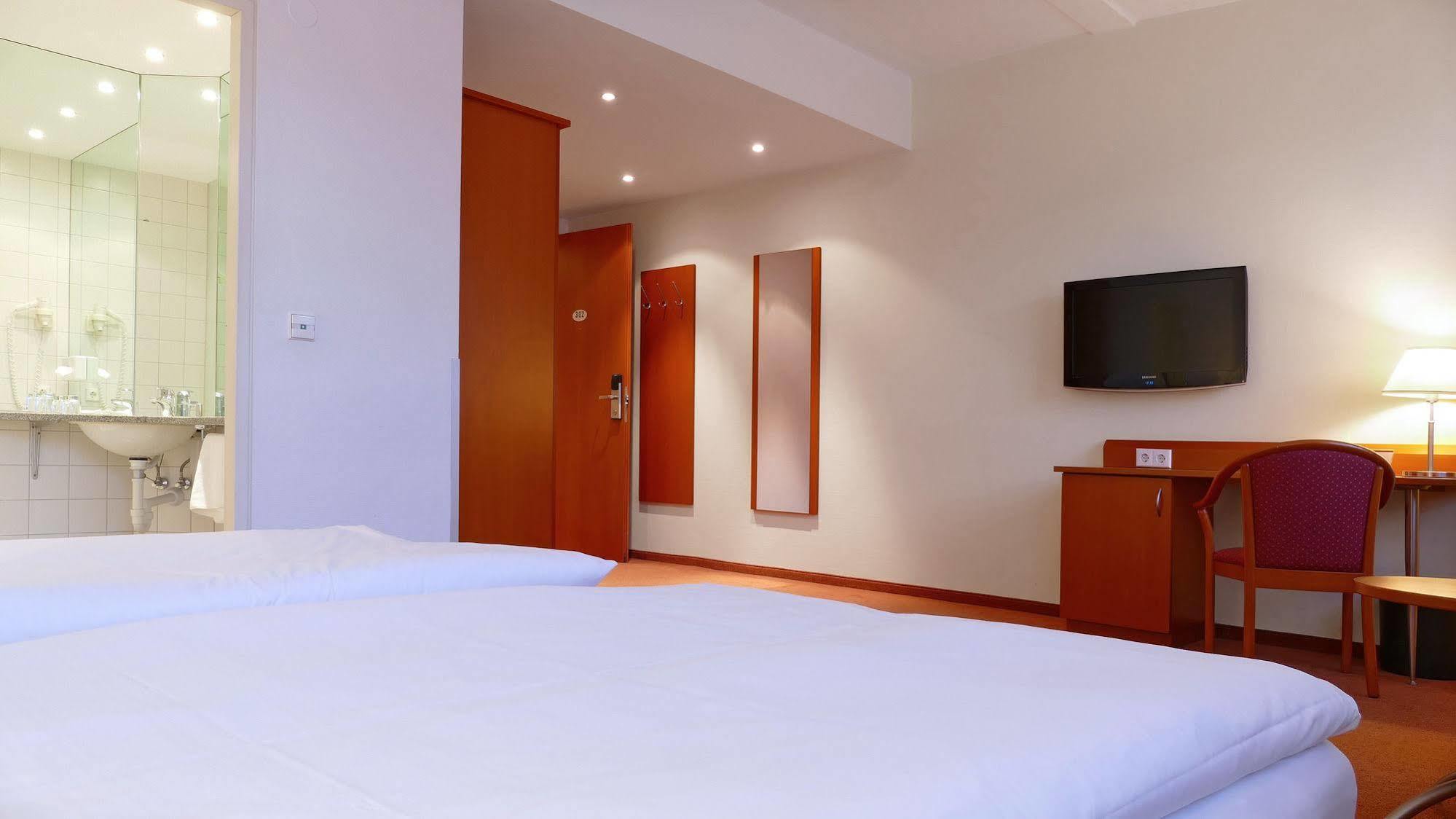 Central Hotel Loewen Фельдкирьх Экстерьер фото
