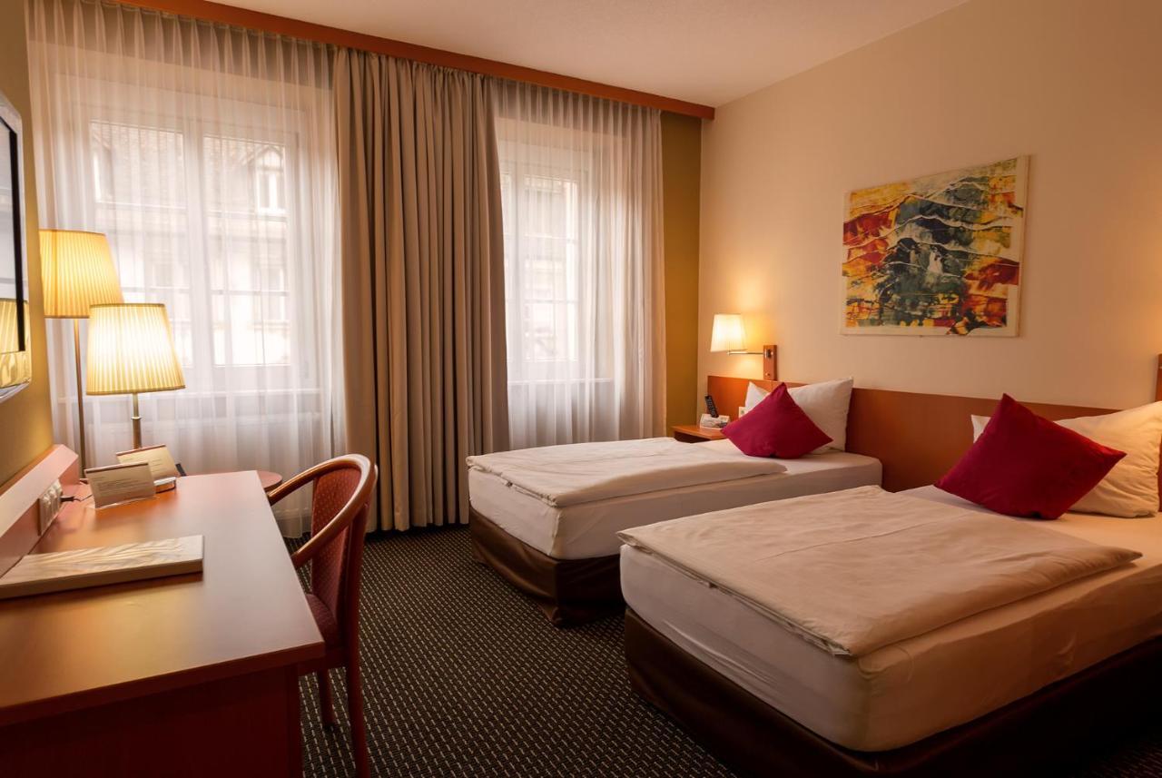 Central Hotel Loewen Фельдкирьх Экстерьер фото